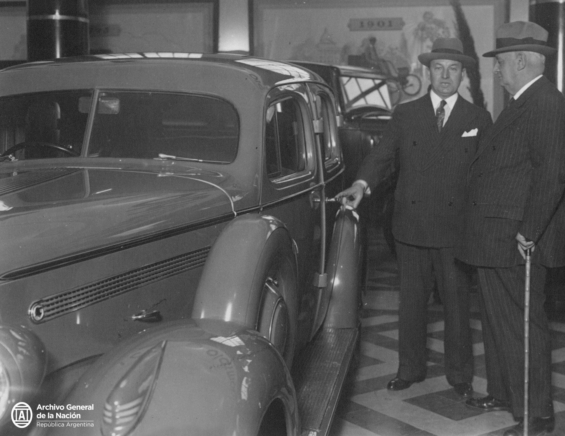 Marcelo T. de Alvear era "fierrero". En la imagen, en una exposición de autos, ca. 1935.