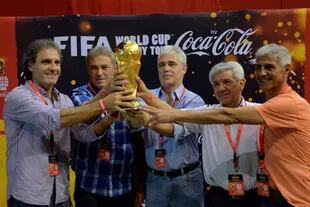La Copa del Mundo en las mejores manos: Oscar Ruggeri, Nery Pumpido, Alberto Tarantini, Luis Galvan y Ricardo Giusti, campeones del 78 y del 86
