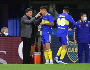 Sebastián Battaglia le da indicaciones a Agustín Almendra en el partido que Boca empató con Racing 0-0