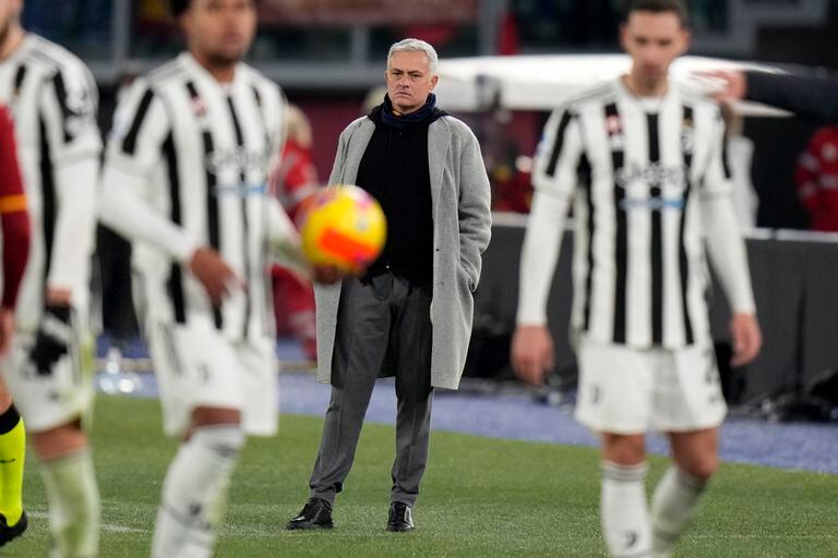 El técnico de la Roma Jose Mourinho observa el partido de su equipo ante la Juventus en el Estadio Olímpico en Roma el domingo 9 de enero del 2022. (AP Foto/Alessandra Tarantino)
