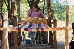 Leoncia Moreno, una de las lugareñas del Impenetrable que se sumó al red de emprendedores que rescatan tradiciones: esquila, ovilla, tiñe la lana con pigmentos naturales y teje prendas en telar 