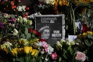 Flores depositadas por los simpatizantes en el Palacio de Holyroodhouse en Edimburgo el 10 de septiembre de 2022, dos días después de la muerte de la reina Isabel II a la edad de 96.