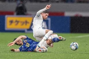 Una acción de juego entre el uruguayo Federico Valverde y el japonés Ao Tanaka, durante el amistoso entre ambas selecciones disputado este viernes en Tokio