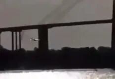 La prohibida maniobra que una avioneta realizó sobre el puente Rosario-Victoria