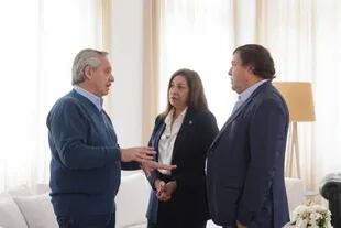 Alberto Fernández se reunió con la gobernadora de Río Negro, Arabela Carreras y el senador nacional Alberto Weretilneck, uno de los impulsores del proyecto que se aprobó en el Senado
