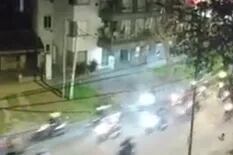 Otro video muestra cómo avanzan decenas de motoqueros sin control en Quilmes