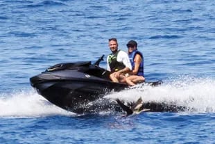 El matrimonio Beckham se divierte en una moto de agua, sin importarle los paparazzi.