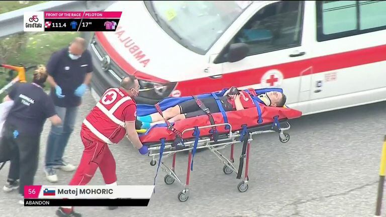 Matej Mohoric, es trasladado tras el accidente que sufrió en la bajada de Passo Godi, de la novena etapa del Giro de Italia.