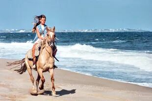 Nicole Neumann durante un paseo a caballo por la costa