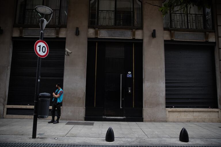 Centro y microcentro de la Ciudad de Buenos Aires con carteles de alquiler y locales cerrados 
