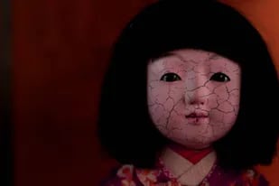 La aterradora historia de la muñeca japonesa a la que nunca deja de crecerle el pelo