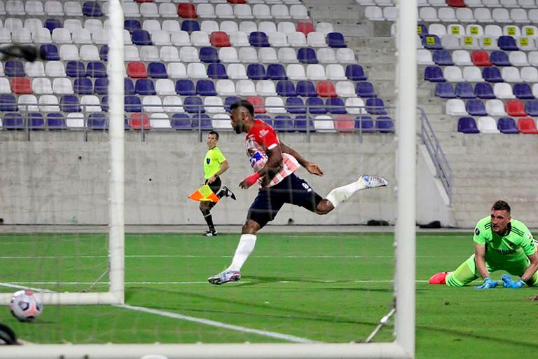 El gol de Borja para Junior; el equipo de Barranquilla estuvo a pocos minutos de provocarle un dolor de cabeza a un River con altibajos