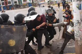 Choques entre la policía y manifestantes en Cusco. (Ivan Flores / AFP)