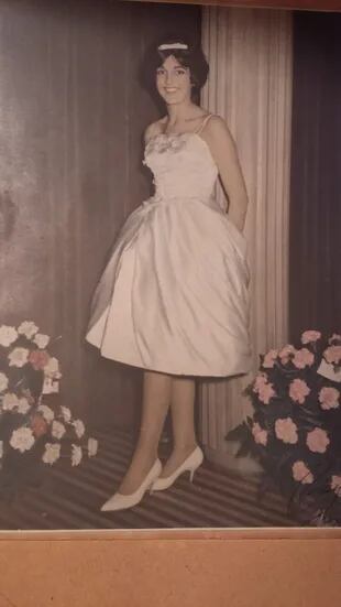 Gabriela Acher a sus 15 años, con el vestido que le había hecho su mamá