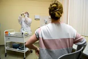 Una enfermera se prepara para aplicar la vacuna Sputnik V (Gam-COVID-Vac) a una paciente, en una clínica en Moscú, el 5 de diciembre de 2020