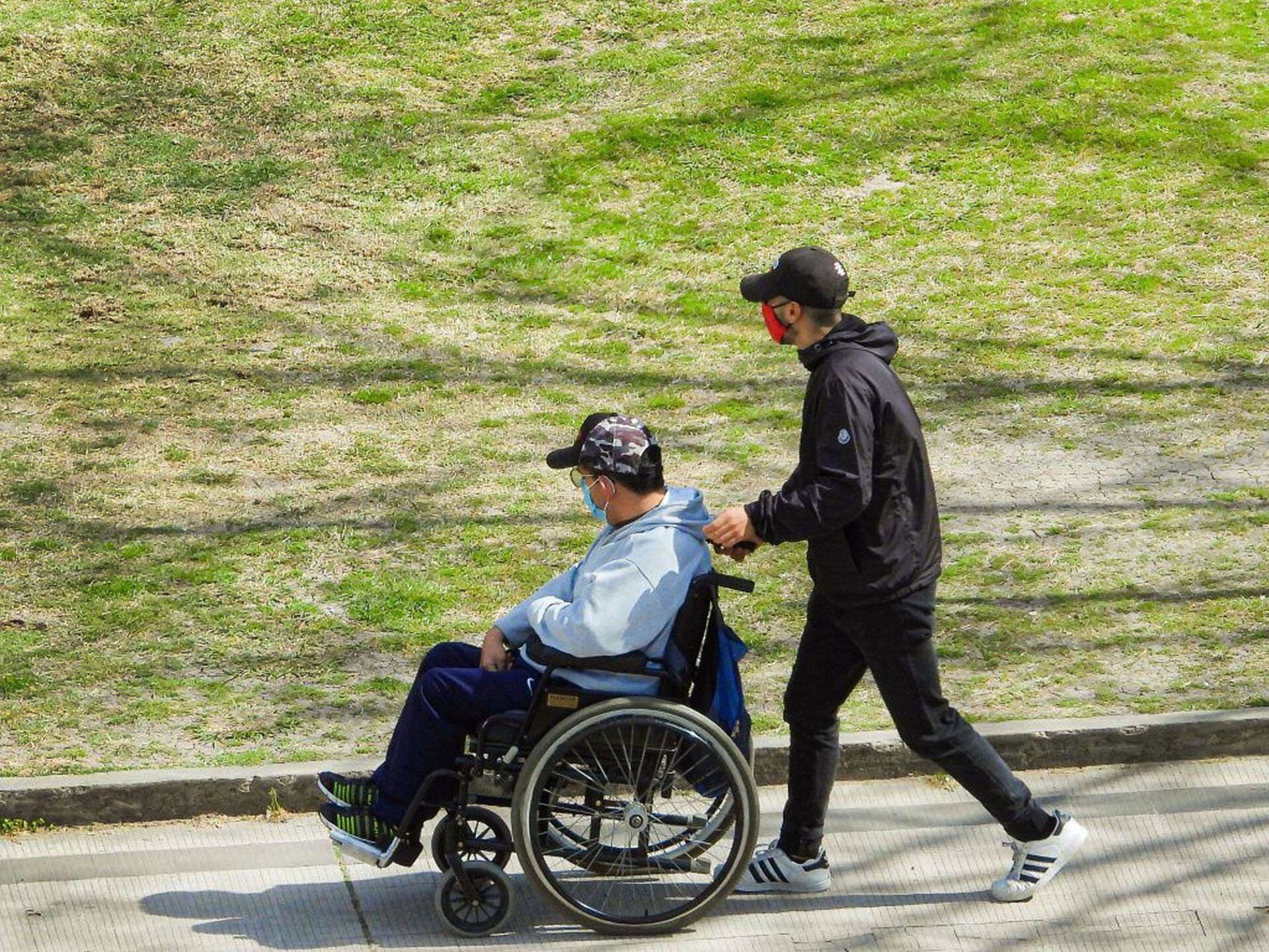Desde el comienzo de la pandemia, muchos vecinos colaboraron ayudando a salir a pasear a personas con discapacidad que estaban solas o con su familia lejos