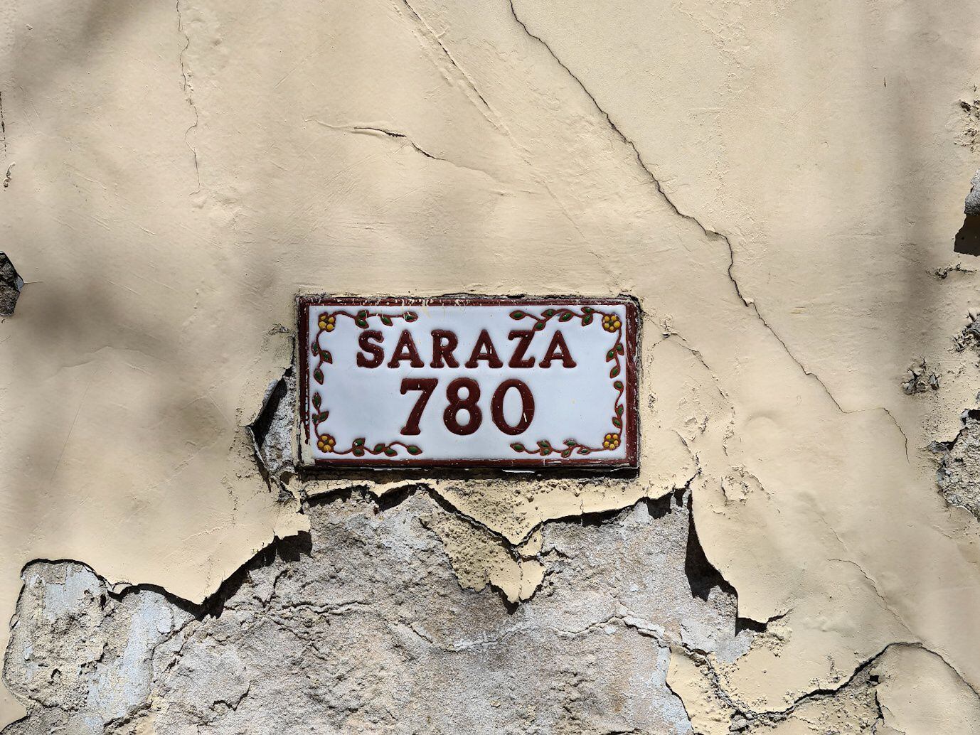 La calle que atraviesa barrios del oeste recibió el nombre en 1904. El primer Saraza que arribó al Río de la Plata lo hizo en 1757.