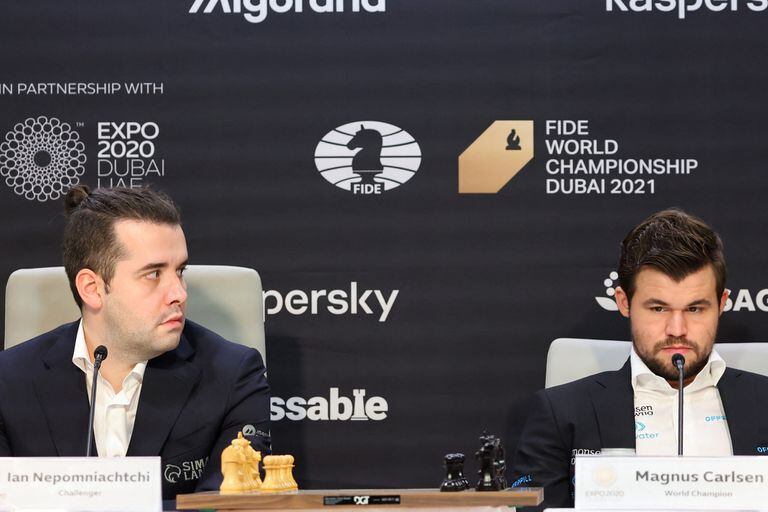 Carlsen y Nepomniachtchi se baten por la corona mundial