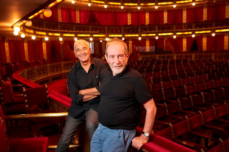 El actor Horacio Peña y el director Rubén Szuchmacher, en el Teatro Cervantes