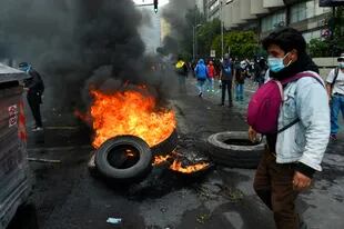 Manifestantes encienden cubiertas en El Arbolito, en Quito