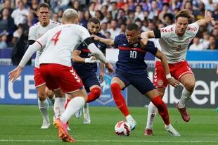 Encara Kylian Mbappé, marcado por Joachim Andersen, durante el partido entre Francia y Dinamarca por la Nations League; el número 10 terminó el primer tiempo con una molestia en una rodilla