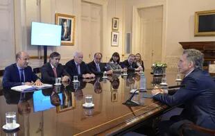 El juez Mariano Borinsky presenta ante Mauricio Macri un informe de la Comisión de Reforma del Código Penal, en 2018