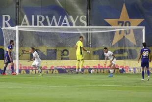Carlos Auzqui festeja su gol, el primero de Talleres, luego de una salida poco propicia de Andrada