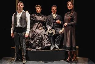 Tamara Paganini junto a sus compañeros de elenco de la obra El reñidero