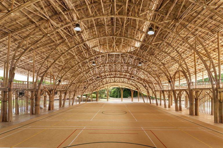 Pabellón de deportes de bambú por Chiangmai Life Architects and Construction