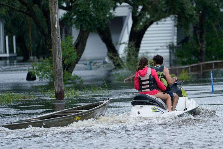 Residentes se trasladan en vehículos acuáticos en Saint Louis, Mississippi.