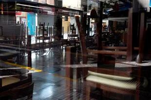 Bares cerrados por las restricciones; el lunes podrían volver a abrir con mesas en las calles
