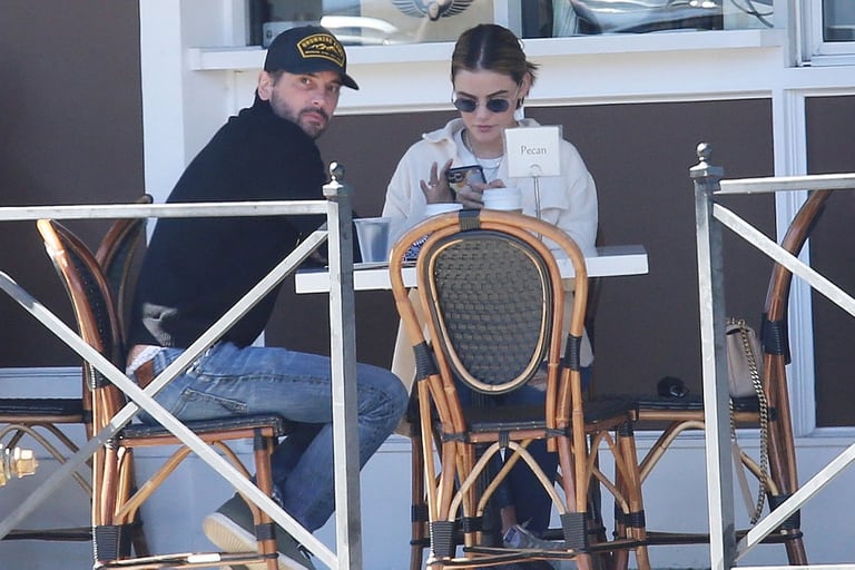 Lucy Hale con Skeet Ulrich durante un almuerzo romántico en Los Ángeles