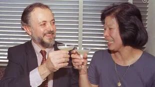 Mario Molina brinda con su esposa Luisa en 1995 después de conocerse que ganó el Premio Nobel de Química