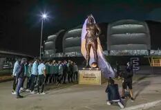 "Diego eterno". Messi inauguró la impactante estatua de Diego Maradona