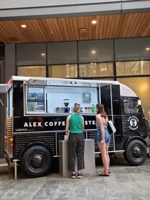 Salah satu truk makanan Alex Coffee Roasters