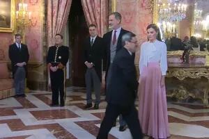 El embajador de Irán en España evitó darle la mano a la reina Letizia