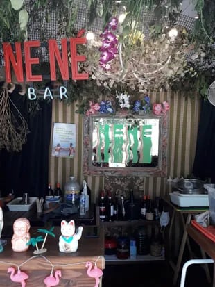 Nené Bar abrió justo antes de la pandemia en una  antigua casa de familia reformada con diversos espacios que incluyen barra, zona de pizzas, vista al lago desde un salón vidriado, en el centro de Bariloche