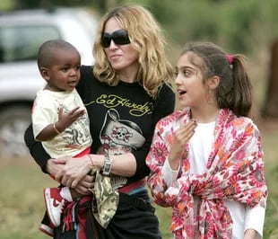 Madonna, con su hijo adoptivo David Banda en sus brazos y su hija Lourdes, en un orfanato de Mchinji, Malawi