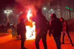 Algunos manifestantes en Países Bajos lanzaron fuegos artificiales y piedras a la policía