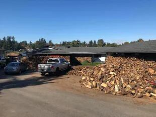 Pilones de madera fuera de la casa de McDaniel en Lake Stevens, Washington.