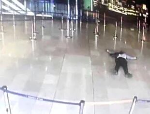 El atacante, ya abatido, en una terminal del aeropuerto de Orly