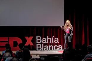 Mayra Arena en su charla de TED Bahía Blanca en septiembre de 2018