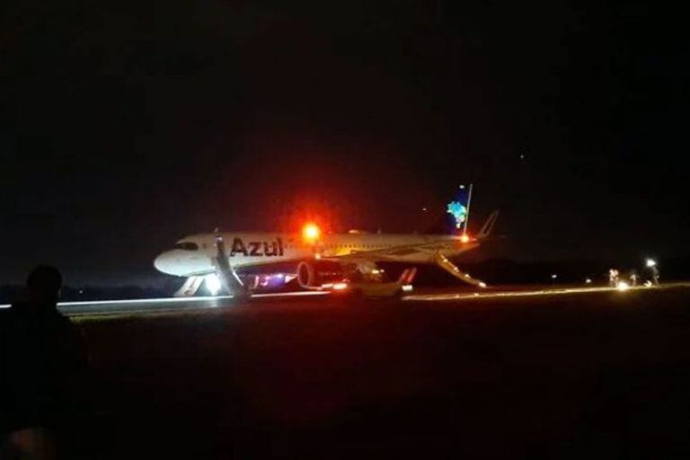 El Airbus 320 con sus toboganes de emergencia desplegados luego de sufrir una falla eléctrica con peligro de explosión