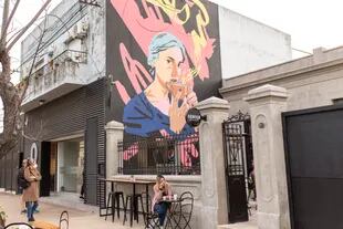 Café de especialidad bajo un gran mural.