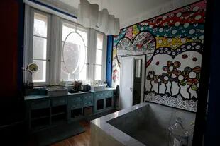 El baño de la habitación principal con un mural pintado por la nueva dueña