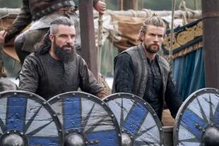 El rey Canuto de Dinamarca (Bradley Freegard) y el príncipe Harald de Noruega (Leo Suter) preparan la venganza de los vikingos contra Inglaterra por la masacre de San Bricio en la nueva Vikingos: Valhalla (Netflix).