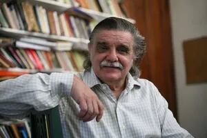 Un grupo de intelectuales cuestionó a González por sus dichos sobre la guerrilla