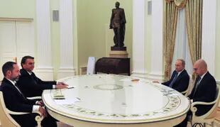El encuentro entre Putin y Bolsonaro en el Kremlin. (Photo by Mikhail Klimentyev / Sputnik / AFP)