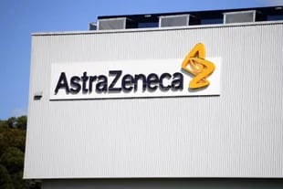 La Unión Europea arremetió esta semana contra AstraZeneca después de que la compañía dijera que sólo podría proveer 31 millones de dosis de la vacuna en los envíos iniciales, en lugar de los 80 millones que esperaba entregar.