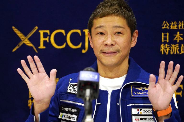 El multimillonario japonés Yusaku Maezawa saluda durante una conferencia de prensa, el viernes 7 de enero de 2022, en el Club de Corresponsales Extranjeros en Tokio. (AP Foto/Eugene Hoshiko)